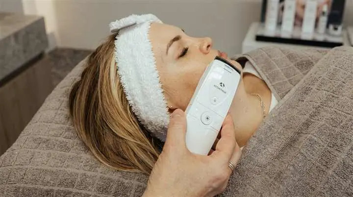 Apparative Gesichtsbehandlung und Ultraschall-Tiefenreinigung bei Alpin Nails &amp; Beauty