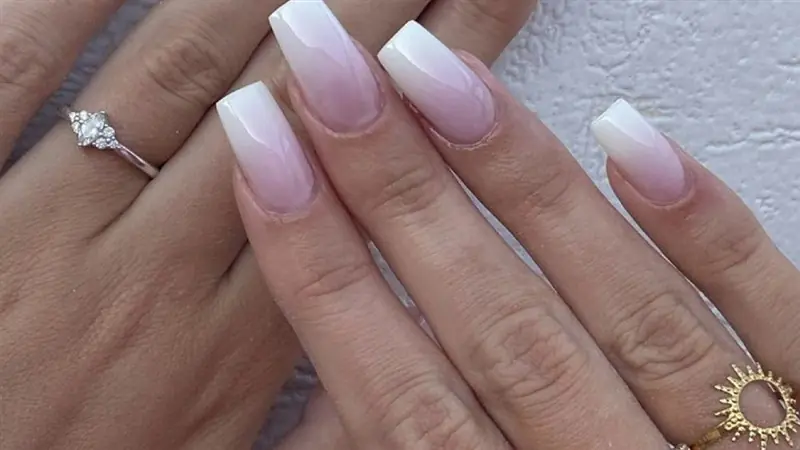 Gepflegte FingernÃ¤gel im dezenten Babyboomer-Design bei Alpin Nails &amp; Beauty